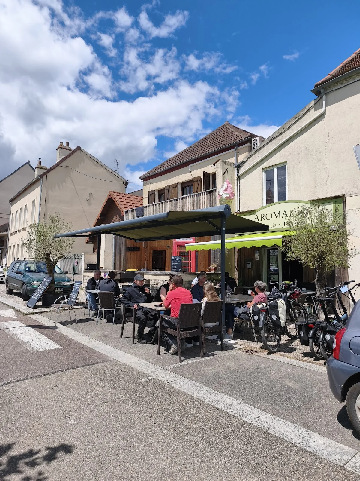 Terrasse animée au 17 Quai National