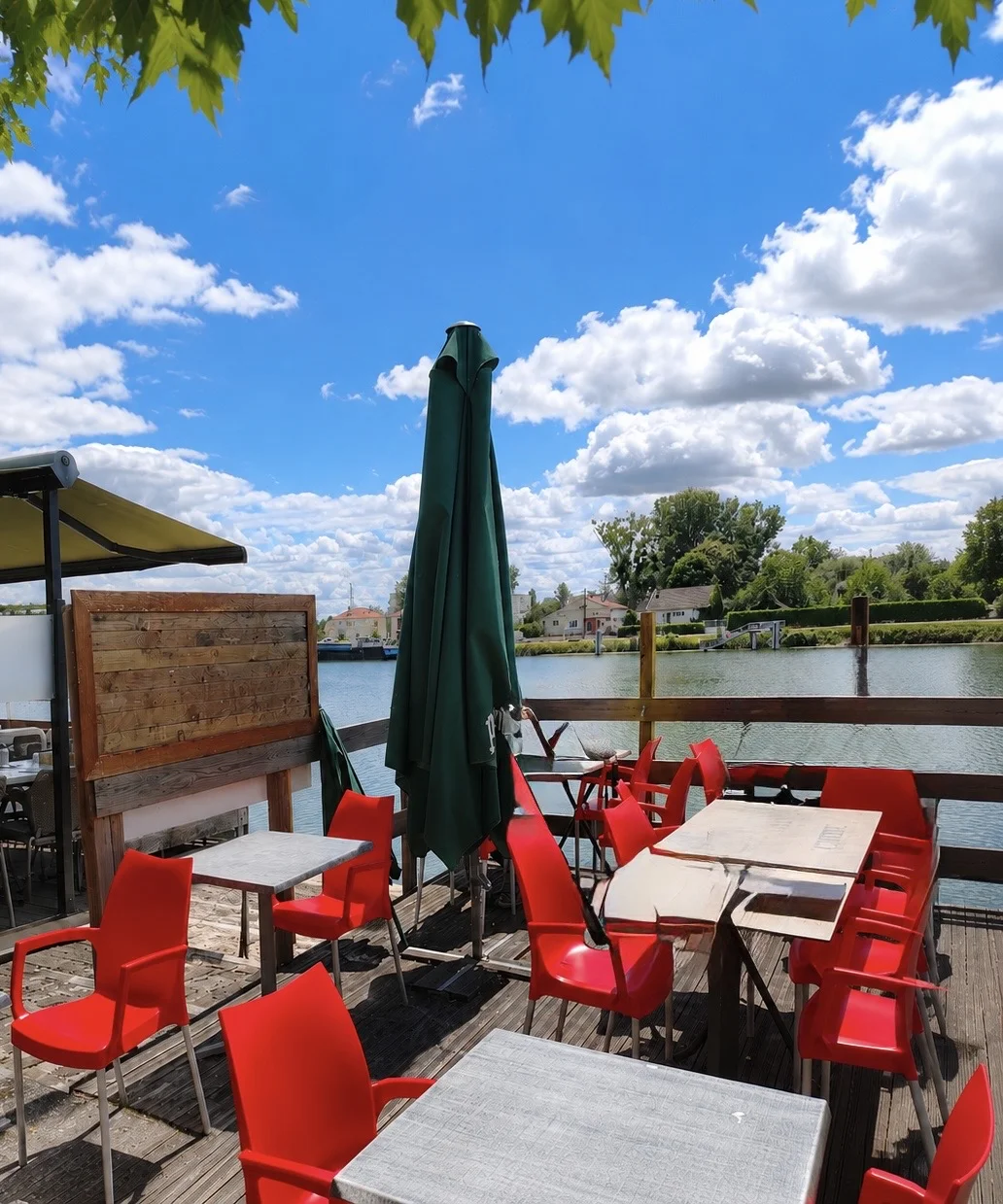 Terrasse de l AROMA Caffè sur les quais de Saône
